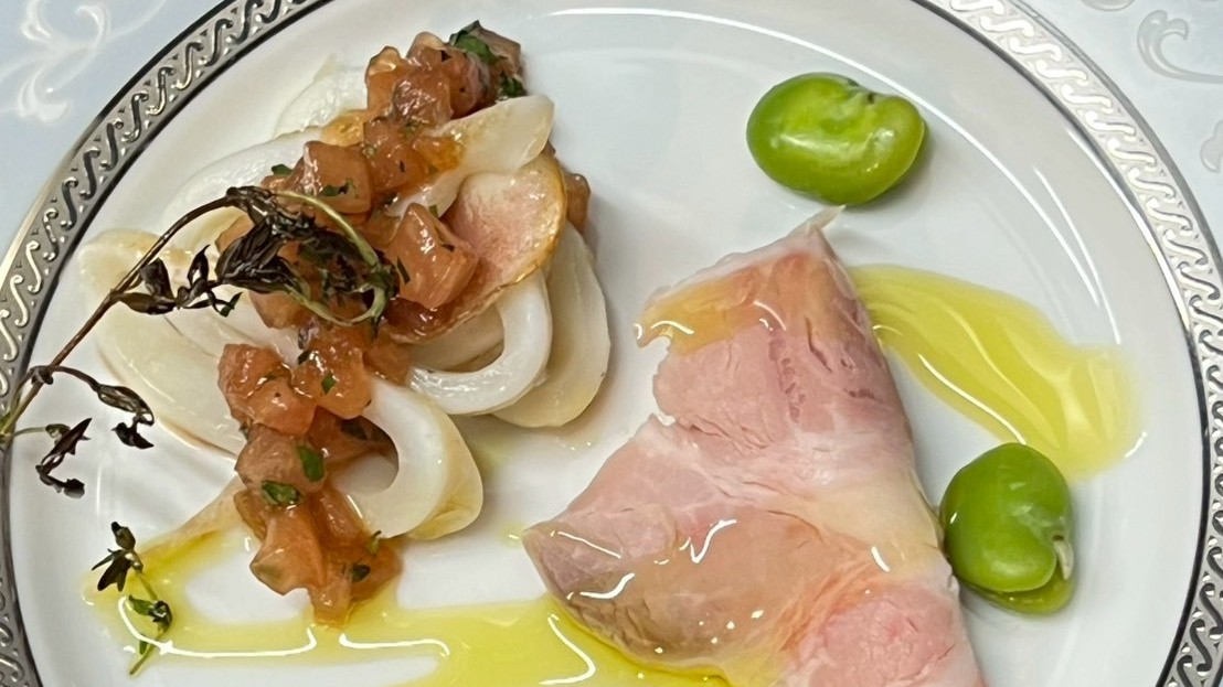 イカと豚肉、そら豆を合わせた前菜