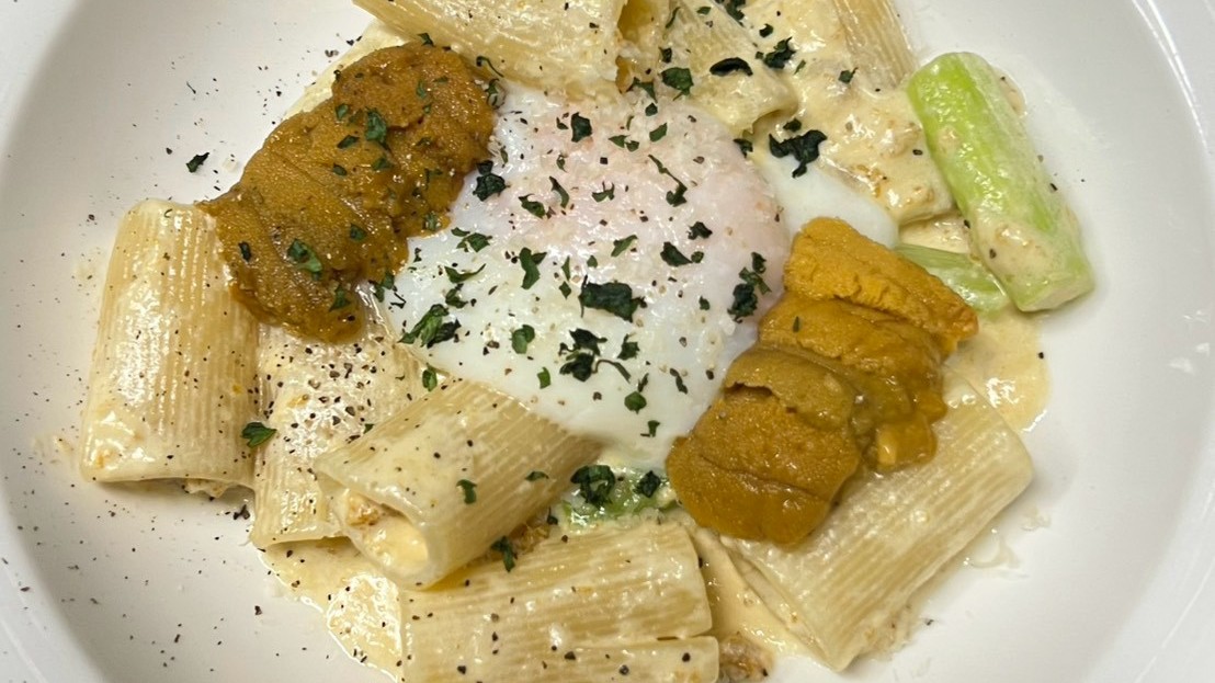 うにと卵を合わせたクリームソースのパスタ