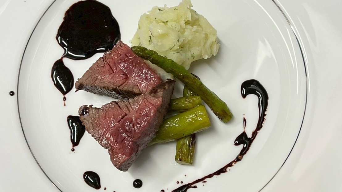 赤ワインソースを添えた牛肉のメイン料理