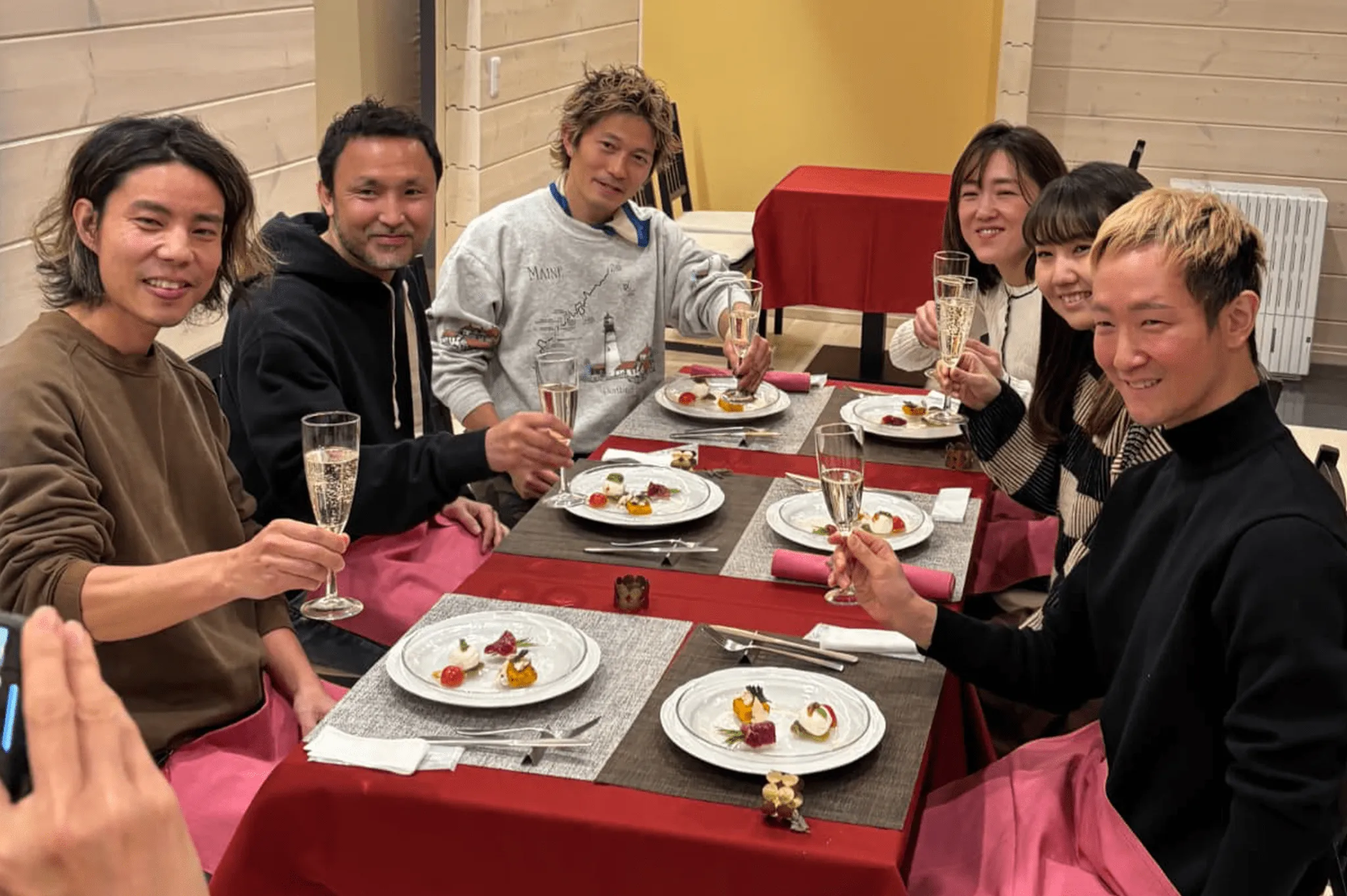 SOLAのダイニングで食卓を囲む皆様